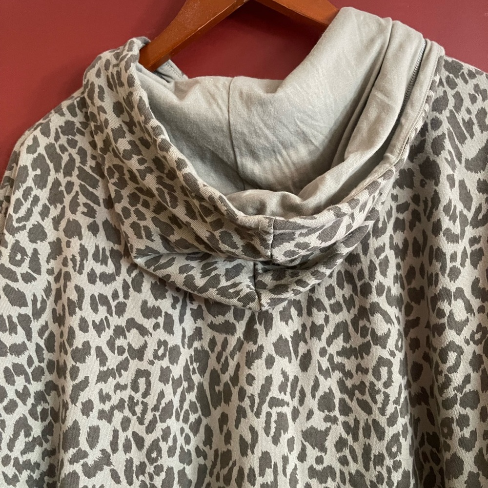 AMERICAN EAGLE khaki green animal print cropped hoodie. Oversized - Picture 5 of 8